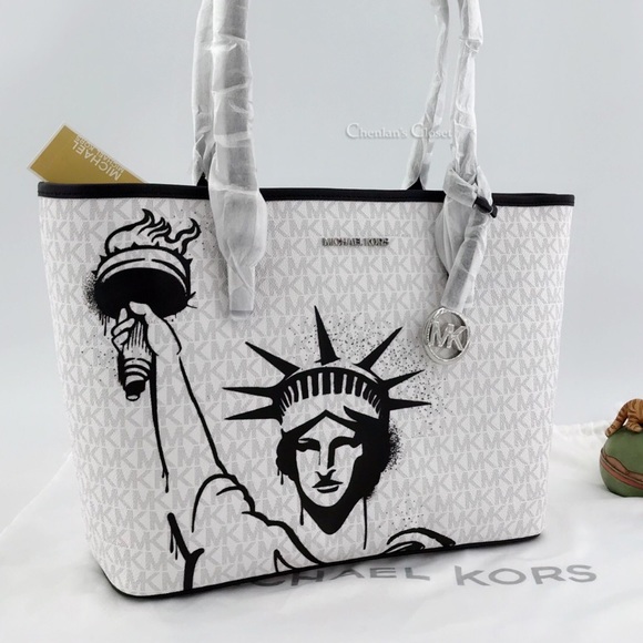 Michael Kors Handbags - NWT Michael Kors MD Carryall Tote